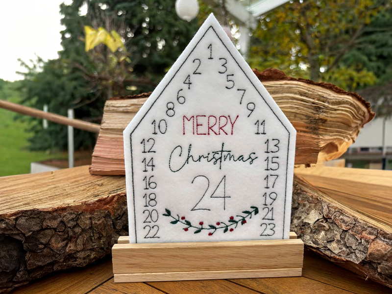 Preview: Adventskalenderhaus aus Filz Merry Christmas - ITH-Stickdatei